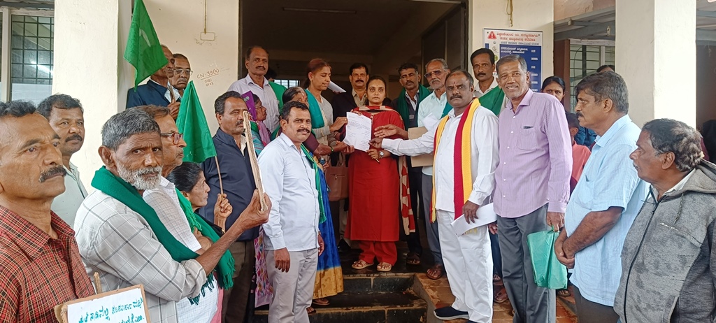 ತಮಿಳುನಾಡಿಗೆ ಕಾವೇರಿ ನೀಡು ಬಿಡದಂತೆ ಒತ್ತಾಯಿಸಿ ಕರವೆ ಹಾಗೂ ರೈತ ಸಂಘದಿoದ ಪ್ರತಿಭಟನೆ